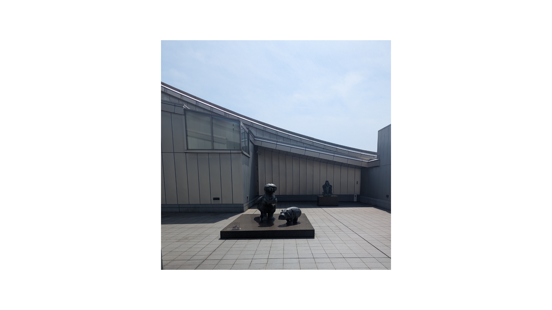 Shimane Art Museum_Exhibition on the museum rooftop